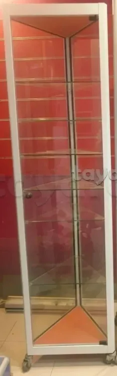 VITRINE TRIANGULAIRE  hauteur 2 metre L 50cm