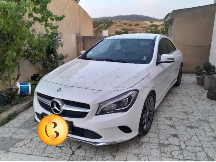 Une belle voiture de luxe Mercedes CLA 180