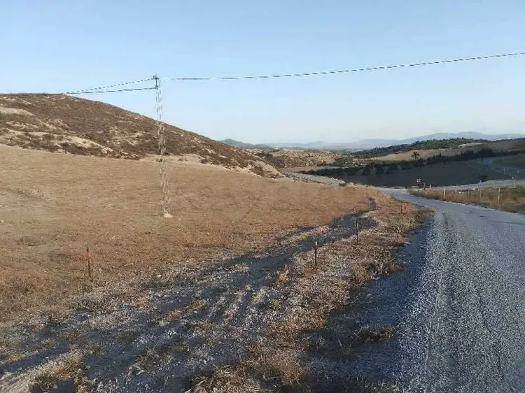 أرض فلاحية تبعد علي مرناق 16 كلمتر فيها ماء و ضوء 4000 متر مربع 92386462