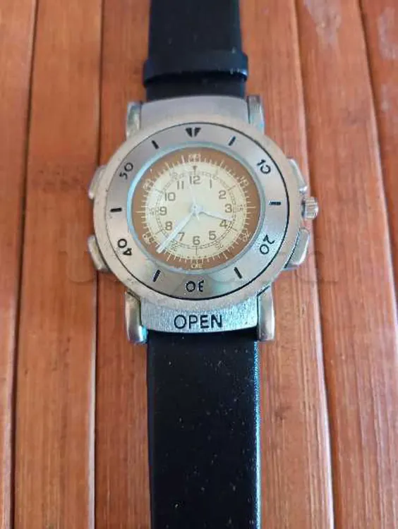 Montre avec Boussole en bonne état