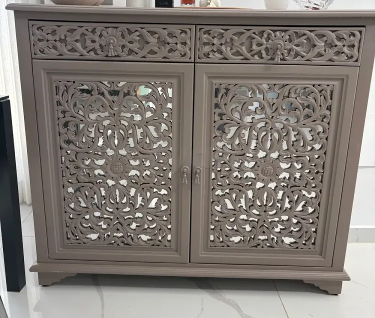 Meuble console de rangement décoratif.