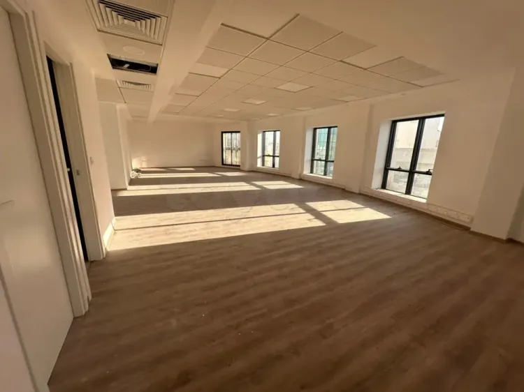 À LOUER – BUREAUX AU LAC 1