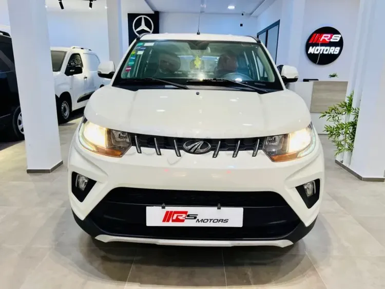 MAHINDRA KUV 100 K8 Première main