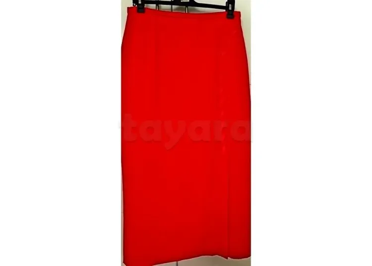 jupe NEUVE importée T 44/46 . 50 DT. achetée110 DT. La marsa 22510860