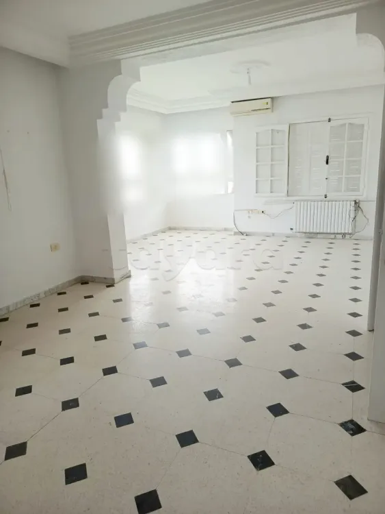 📣 Ennasr 𝟐 à louer spacieux Étage villa côté Lycée