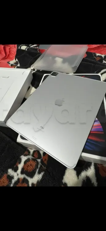 iPad Pro 5eme génération 256G wifi 12.9 pouces état neuf comme cacheté peu servi avec étui et chargeur et facture garantie prix 2990dt 
tel 20172643