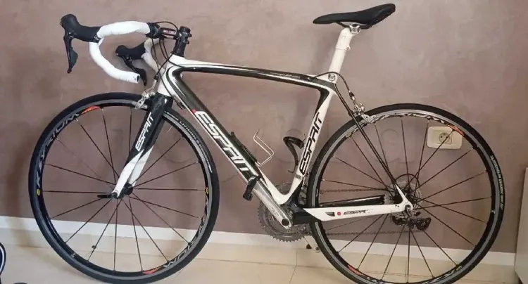 Vélo de course FULL CARBON – Shimano Ultegra 11 vitesses