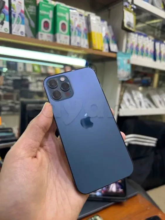 iPhone 12 Pro 128g batterie 92% état neuf aucun défaut jamais réparé avec facture et garantie prix 990dt fixé svp 
Tel 20172643