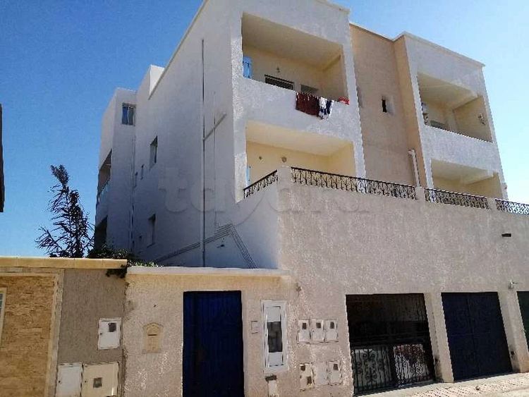 a vendre appartement avec garage de voiture Dans un quartier chic mnihla 3oulya 
Prix ​​très raisonnable
jamais habite