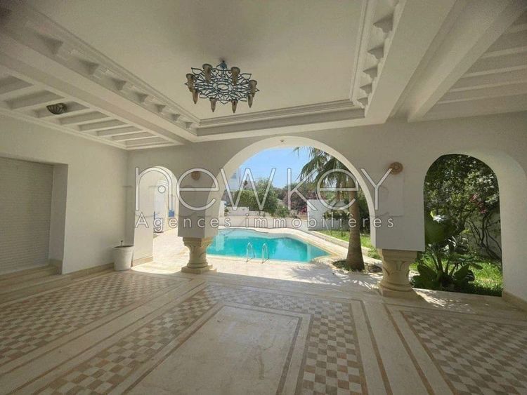 A vendre une villa avec piscine à Gammarth