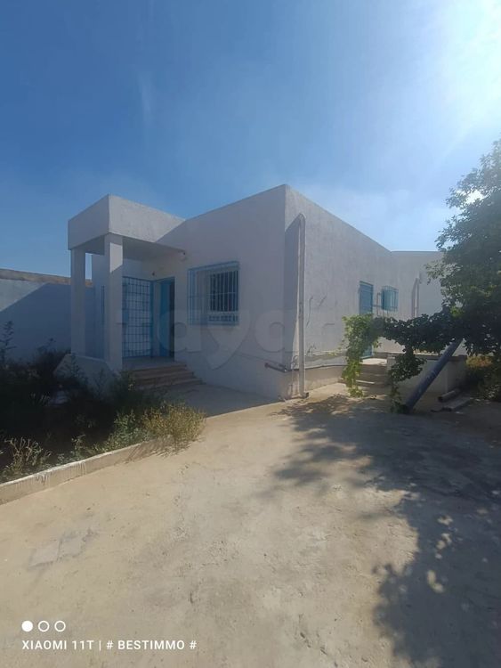 A vendre villa s+2 a cité el ghazela