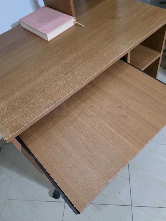 bureau sotufabe en bon état et prix négociable