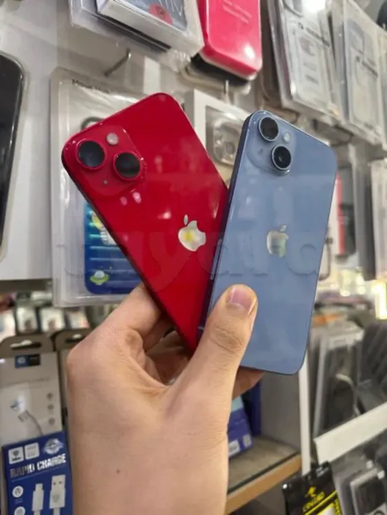 iPhone 14 128G état parfaite jamais réparé tt en marche aucun défaut 
Bleu batterie 93 à 1450
Rouge batt87% à 1350
Avec facture et garantie 
Tel 20172643