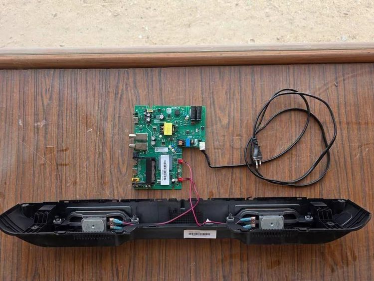 Carte mère & 2 baffles TV TCL 32D3200