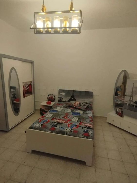 Chambre à coucher enfant sans matelas.