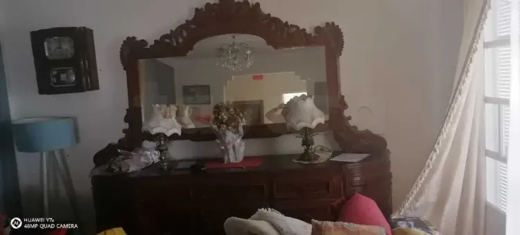 buffet antiquaire en très bon état en Bois rouge