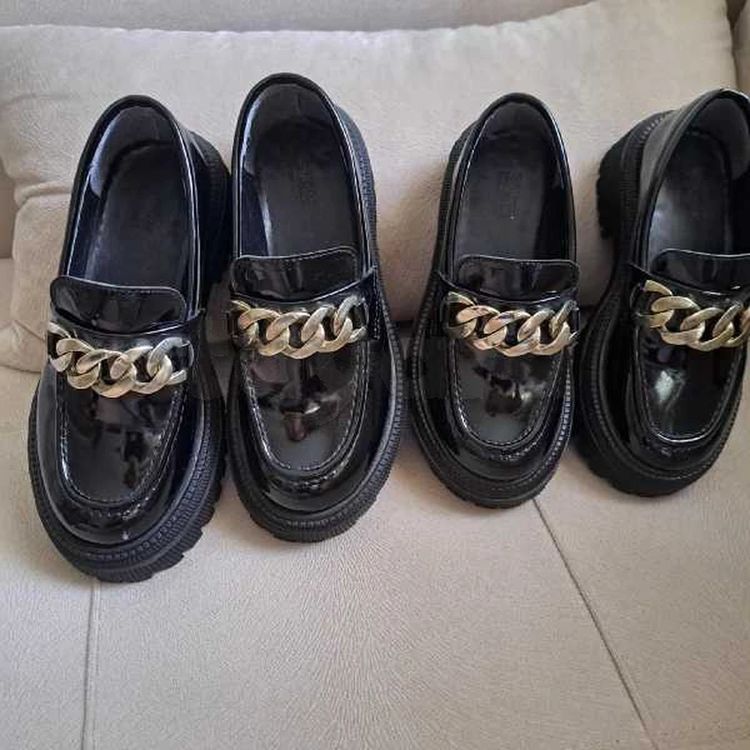 Deux Chaussures d'enfants