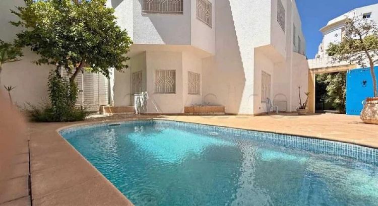 📍 ENNASR 2 :  VILLA DE PRESTIGE AVEC PISCINE À LOUER