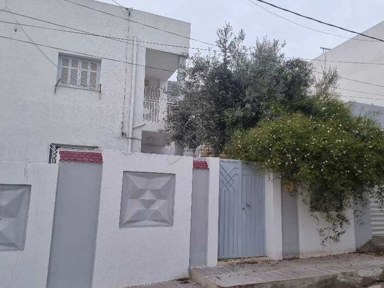 etage de villa sur rout x cité romena 2 pres de station Métro compus