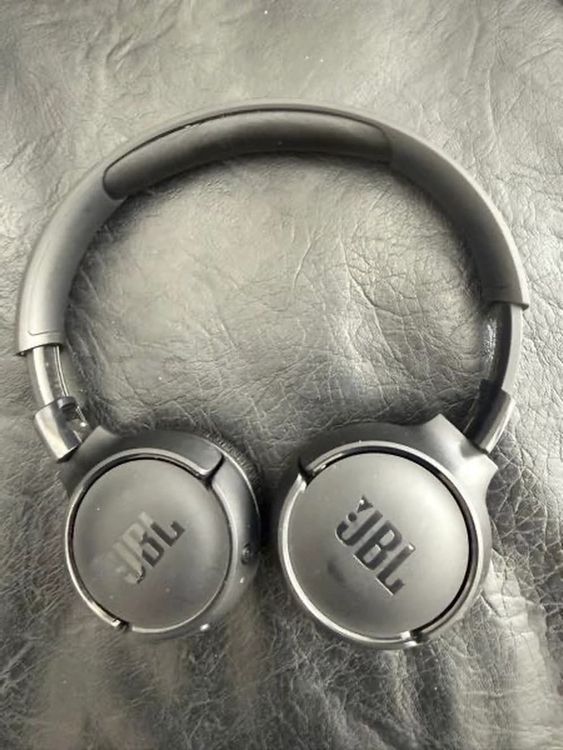 JBL  520 headphones