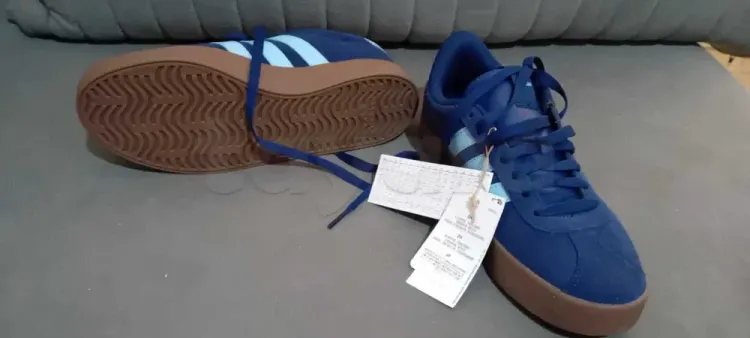 2 chaussures PRADA et Adidas