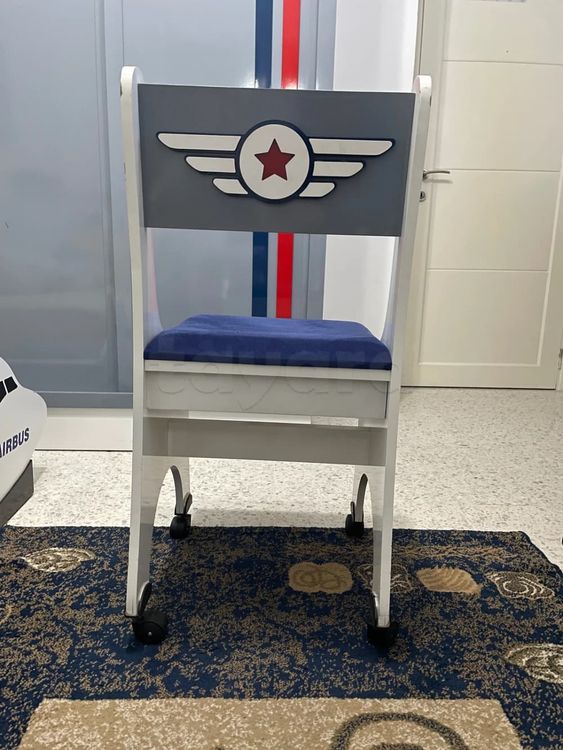 Lit + matelas, comme neuf + table de nuit + chaise de bureau + bureau ,pour enfant, thème d'avion.