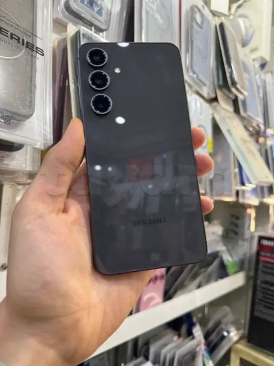 Samsung S24 FE 128/8 état neuf comme cacheté très peu servi avec facture et garantie prix 1250d 
Tel 20172643