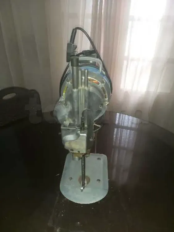 Machine de découpe JAKI – ماكينة قصّ قماش صناعية