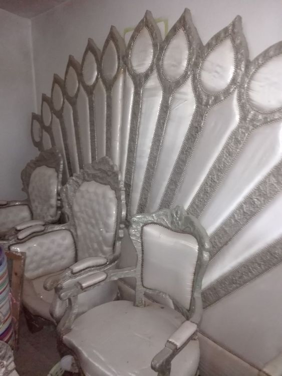 منصات فضة  وكراسي وكنستروات