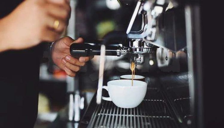 نفركس على خدمة في قهوة على الماكينة