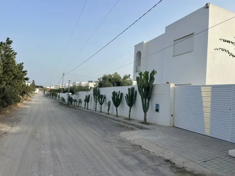 A vendre à MONCHAR à 8 km de HAMMAMET un lot de terrain de 870 m2