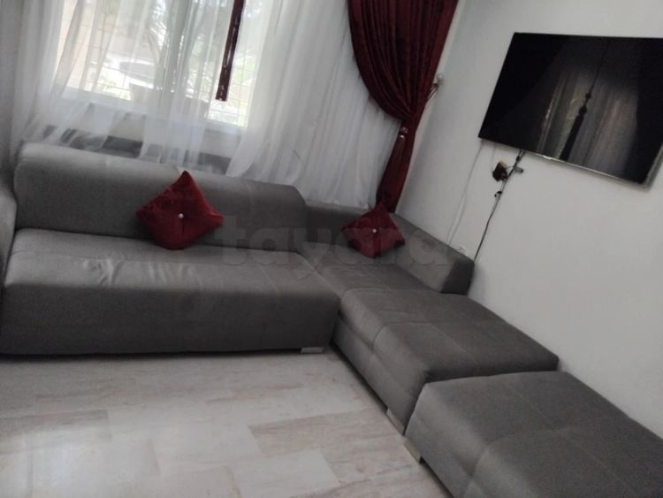 Salon gris avec mécanisme