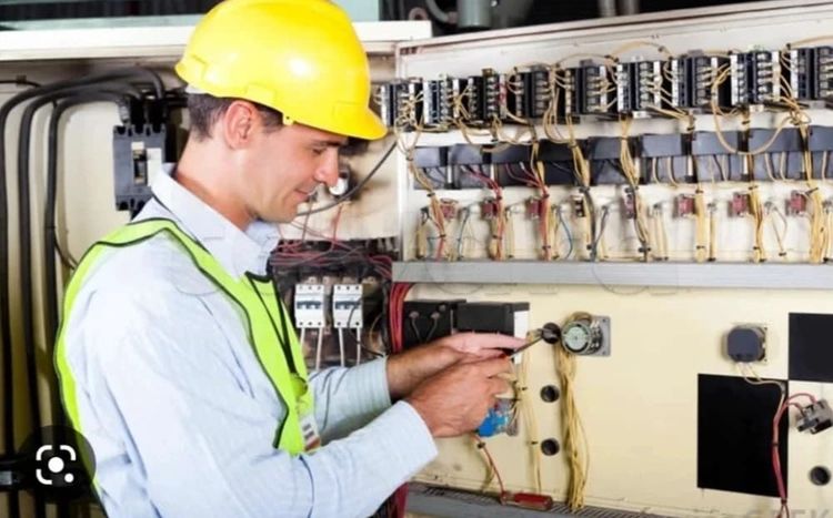 Techniciens supérieurs et ingénieurs génie électrique
