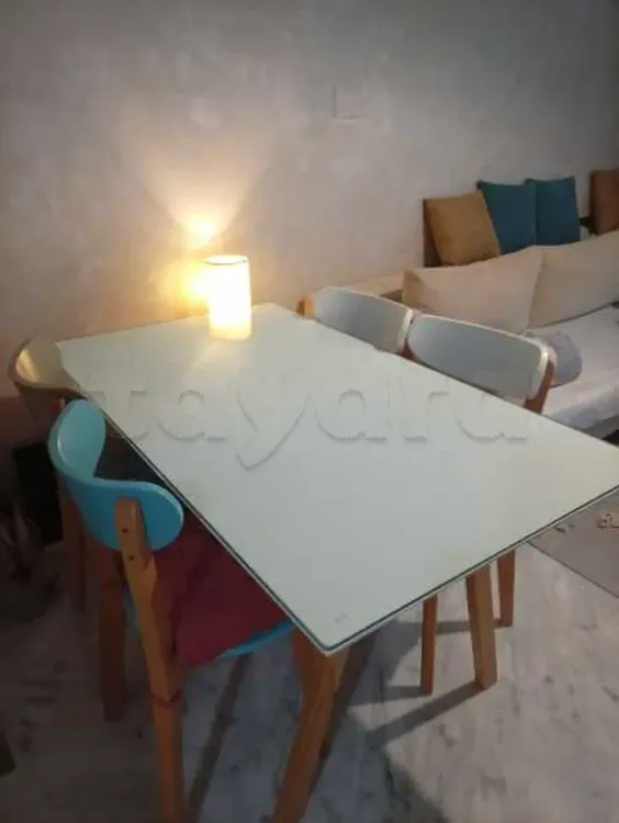 table à manger avec 4 chaises