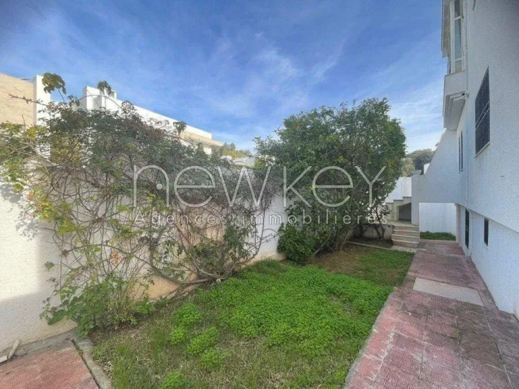 A louer une villa à Gammarth Village  avec jardin