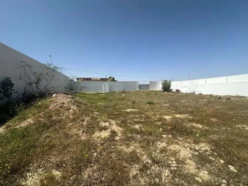 للبيع ارض مساحتها 860 متر مربع