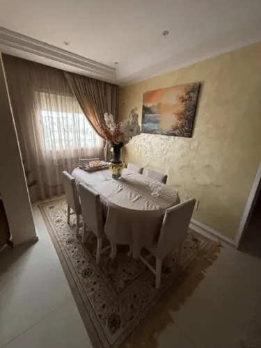 Table à manger en bois rouge avec chaises – Très bon état