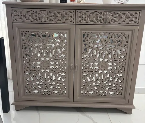 Meuble console de rangement décoratif.