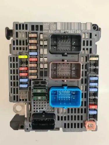 boîte fusible Citroën c4 phase 2 b7 AB1-00