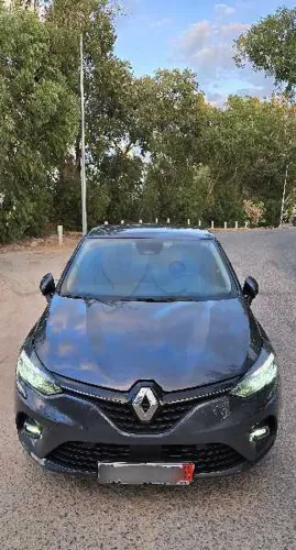 une belle  renault clio 5 essence full état trés neufff importée de allmagne fin serie 258