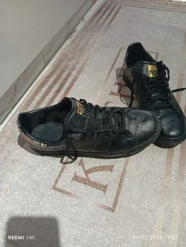 chaussure adidas vrai peu utilisé taille 44