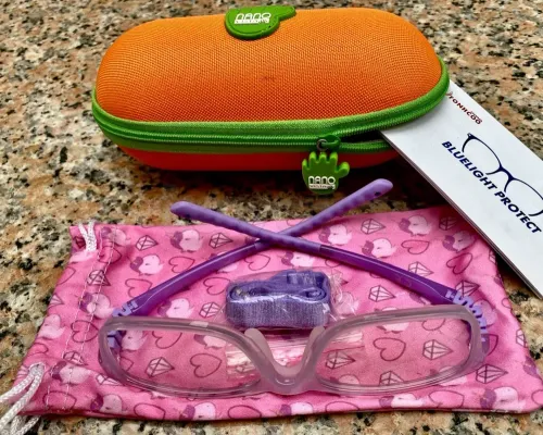 lunette enfant dans emballage NEUVE . lunettes enfants achetées 220 DT sacrifiées 55 DT . 22510860 La Marsa