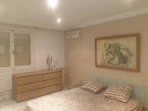 un bel studio richement meublé