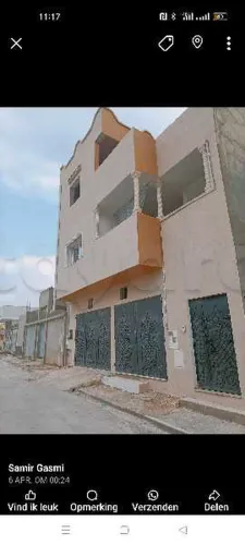 maison avec deux étages complet et deux garages.
