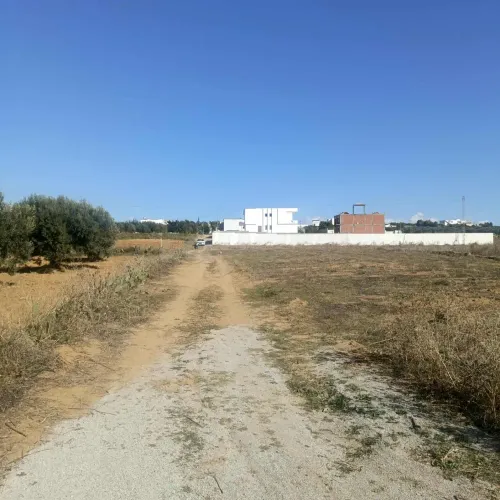AV beau terrain de 400m pas loin de yasmine hammamet