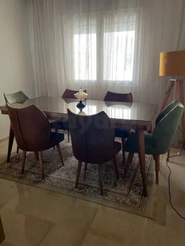 Table et 6 chaises avec argentier et tapis