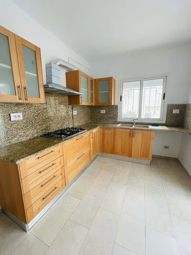 À louer un magnifique et spacieux premier étage de villa S+3 situé à Menzah 9C avec abri de voiture