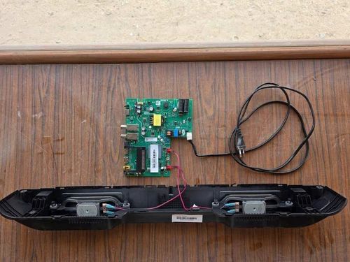 Carte mère & 2 baffles TV TCL 32D3200