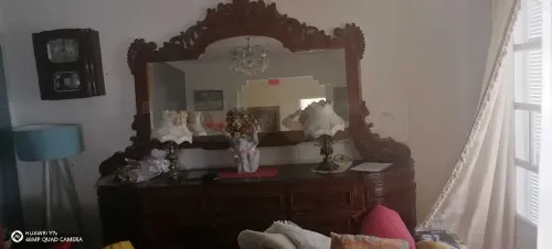 buffet antiquaire en très bon état en Bois rouge