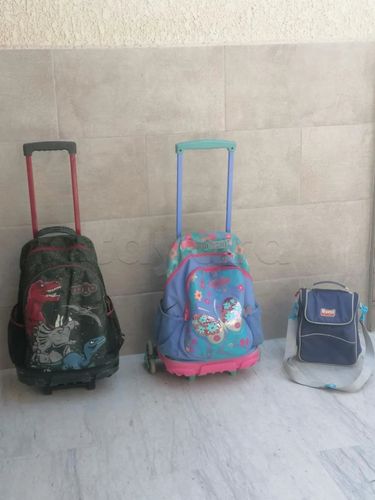 Deux cartables scolaires avec chariot + sacs à goûter